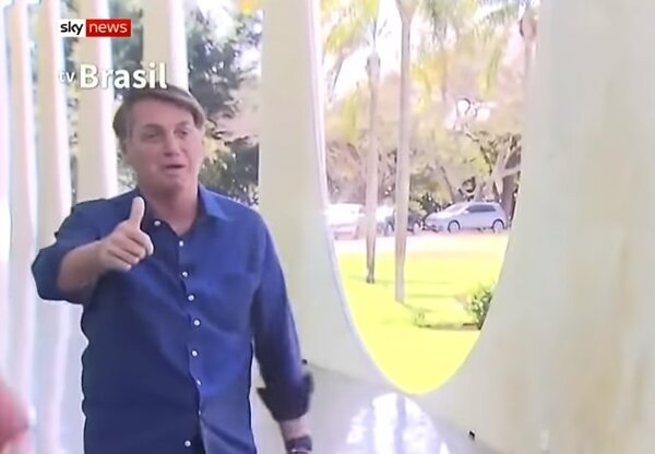 有巴西川普之稱的波索納洛確診，在接受媒體訪問時突然後退幾步，並脫下口罩。圖／截自YouTube Sky News新聞畫面