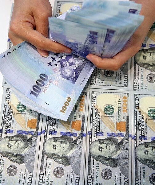 有些業者在大陸擁有不動產,用這些不動產在大陸向銀行抵押換成現金後,再透過管道匯回台灣買房。 圖/聯合報系資料照片