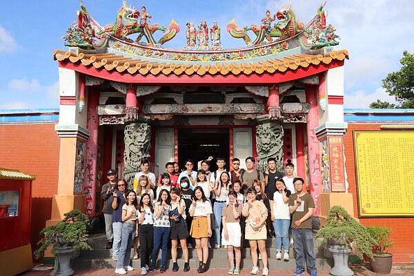 中山大學中國文學系副教授羅景文開設「閩南民間文學與文化采風」課程,帶學生實地走訪大高雄區陰廟,經田野調查後,設計出桌遊、圖文式角色扮演遊戲等。圖/聯合報