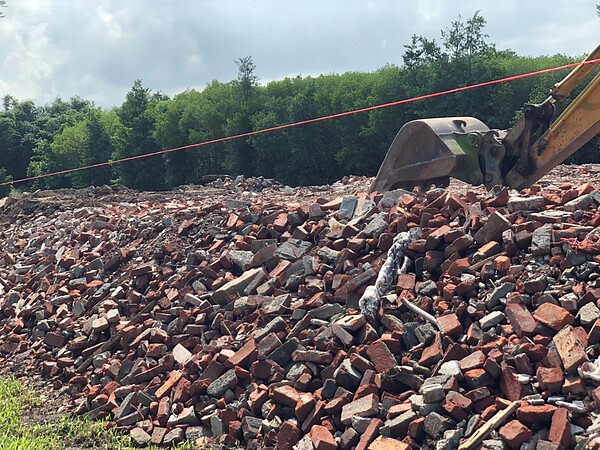 彰化溪湖農業用地竟被不肖業者拿來堆置營建廢棄物。圖／彰化縣政府提供