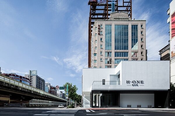 「匯泰鴻」擁建國、長春兩條北市主要幹道所交會的黃金角地價值, 與小坪數資產優勢,個案坪數規劃15、25、31坪小坪數產品,接待中心6月開張就引爆熱烈的預約潮。圖/建商提供