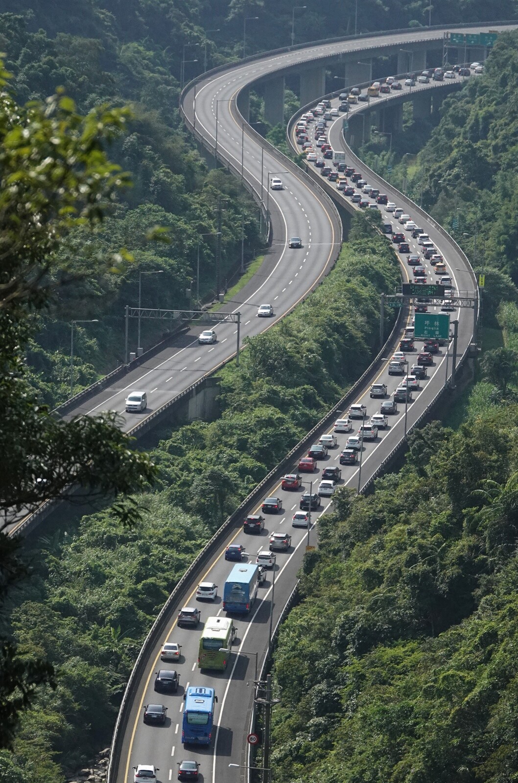 端午連假首日，國道5號連續塞車32小時，創下最長壅塞時段紀錄，引發民怨。記者潘俊宏／攝影