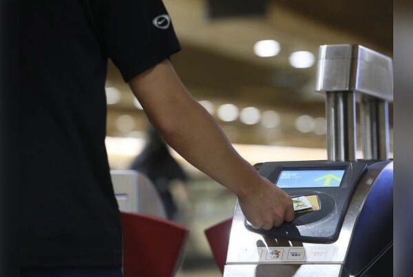 雙北聯合推出「1280元吃到飽月票」,台北市長柯文哲自爆,有人月票坐到1萬元,要求局處調查軌跡。圖/聯合報系資料照片