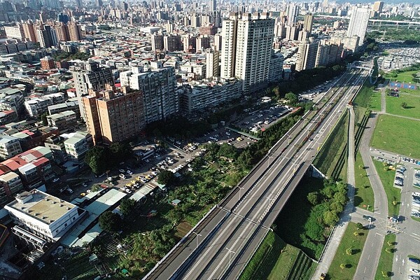 秀朗橋北側現況多為停車場、農用或是荒廢土地，屬低度使用狀態。圖／新北市地政局提供