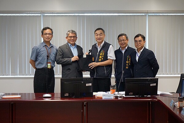 台中市政府副市長黃國榮8日率市府團隊於市府會見內政部政務次長花敬群、國家住宅及都市更新中心執行長張溫德,商談社會住宅興辦事宜。圖/台中市政府提供