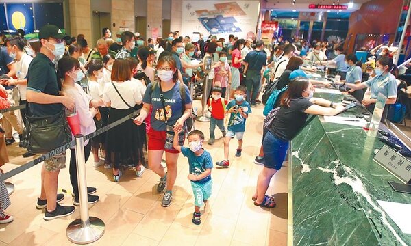 被疫情悶壞了，民眾在假日紛紛出遊。圖為台北101大樓觀景台售票處／中時報系資料照