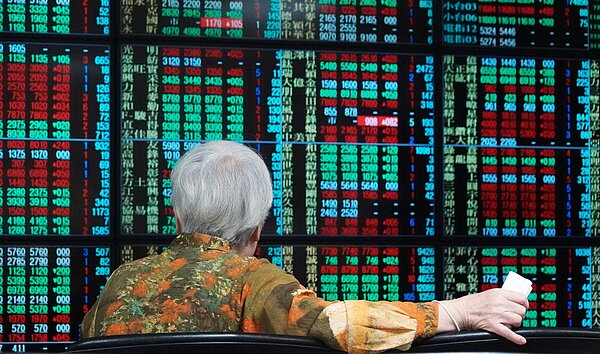 國泰世華銀行提醒,投資策略仍建議「股債平衡配置」,關注「高企業資本支出、高股息、高評級」三高標的,同時留意「疫情二次復燃、全球反中情緒升溫、美國總統大選」三項市場雜音。 聯合報系資料照/記者杜建重攝影