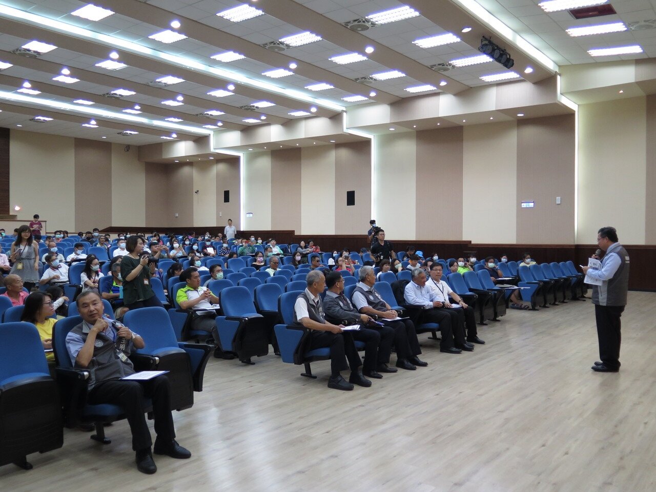 農委會昨天在桃園市政府辦農遊券說明會,市長鄭文燦(右)也說明加碼方案。記者張裕珍/攝影