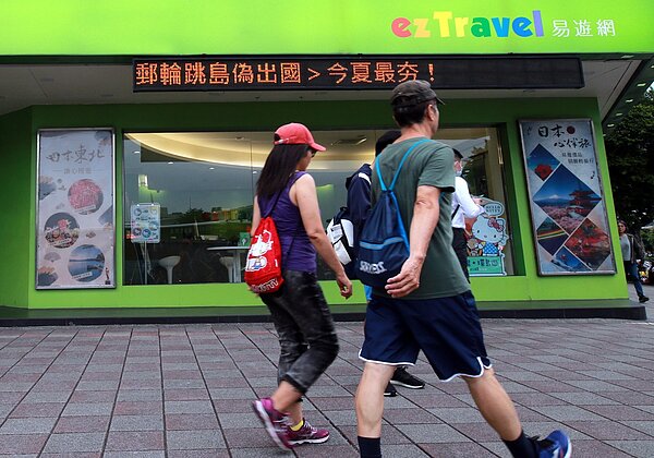 全球新冠肺炎疫情未歇,製造業、觀光運輸業仍受創,業者力拚活路。行政院將再籌編追加二千億元紓困特別預算,但因立院能否召開二次臨時會有變數,何時上路未定。記者許正宏/攝影