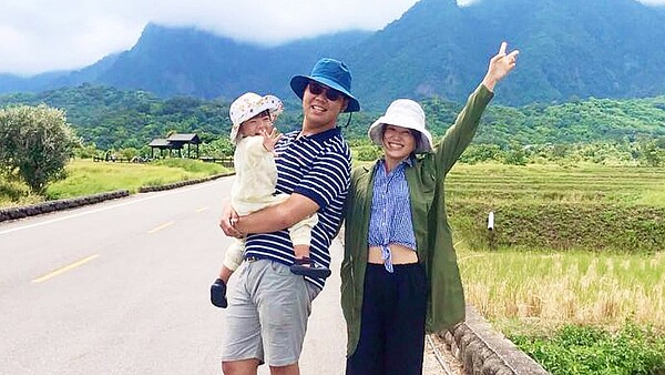 永慶房屋宜安店店長蘇冠穎到花東旅遊,不忘帶著家人一同完成萬步走計畫。圖/永慶房產集團提供
