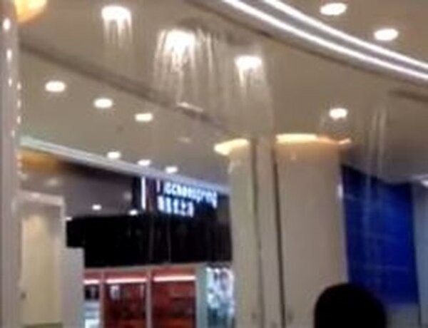 上海中心大廈內漏水如下雨。圖／截自YouTube