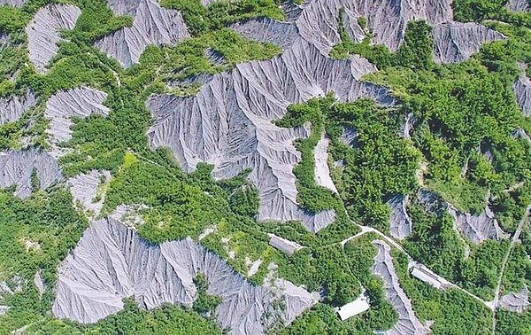 台南市龍崎區擁有世界級泥岩惡地,台南市政府正依文資法申請自然地景,環團質疑國土計畫將其畫為工業區,「國土計畫玩假的」。(黃煥彰提供)