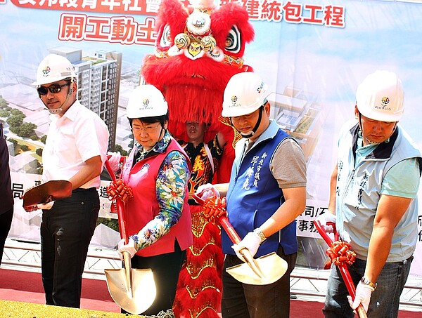 新北市中和區安邦段青年社會住宅10日舉行開工動土典禮，侯友宜市長（左一）也到場。圖／記者林和謙攝