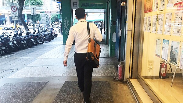為達到每日萬步走目標,許多員工短程移動時多以步行來取代交通工具。圖/永慶房產集團提供