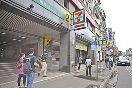 八達通-環遊市萬隆站，位於景美站與公館站之間，主打一站到公館的共構宅。