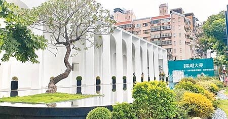 達麗董事長謝志長說,現在房市就和天氣一樣熱!旗下「陽明大苑」已銷售8成。(王莫昀攝)