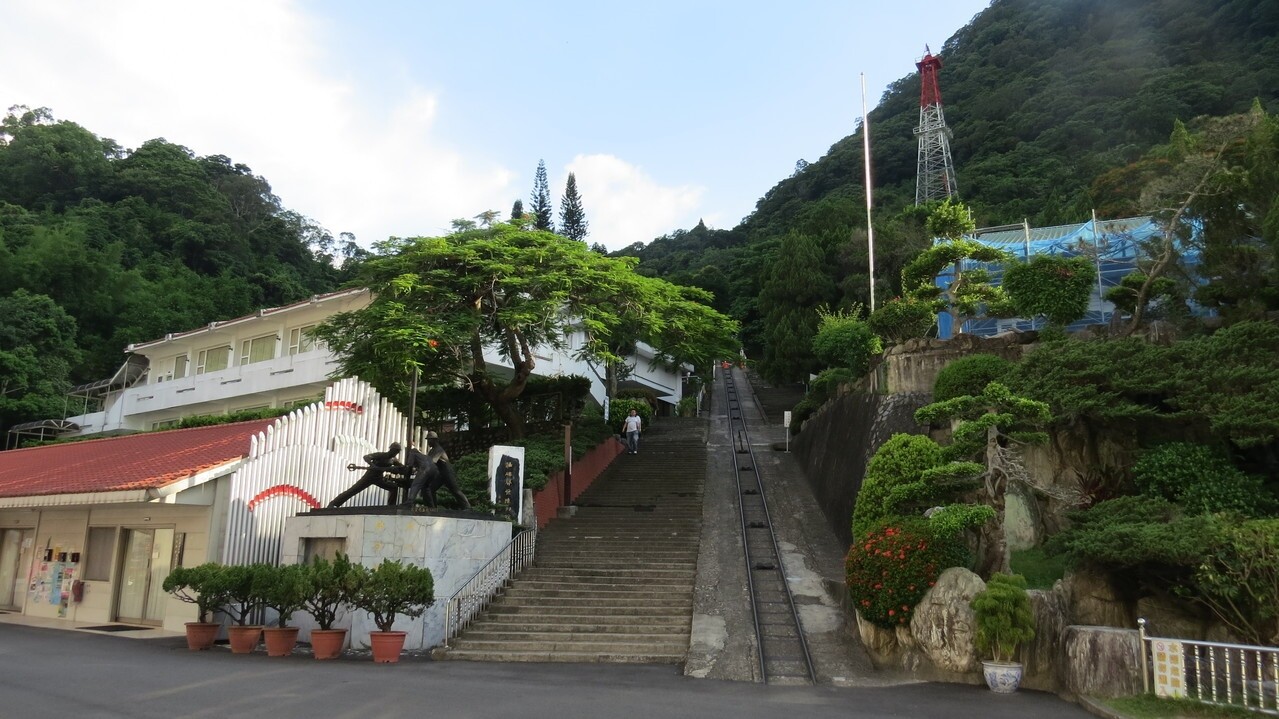 苗栗縣公館鄉出磺坑礦場地軌式纜車遺跡搶眼，也是著名地景。記者范榮達／攝影 