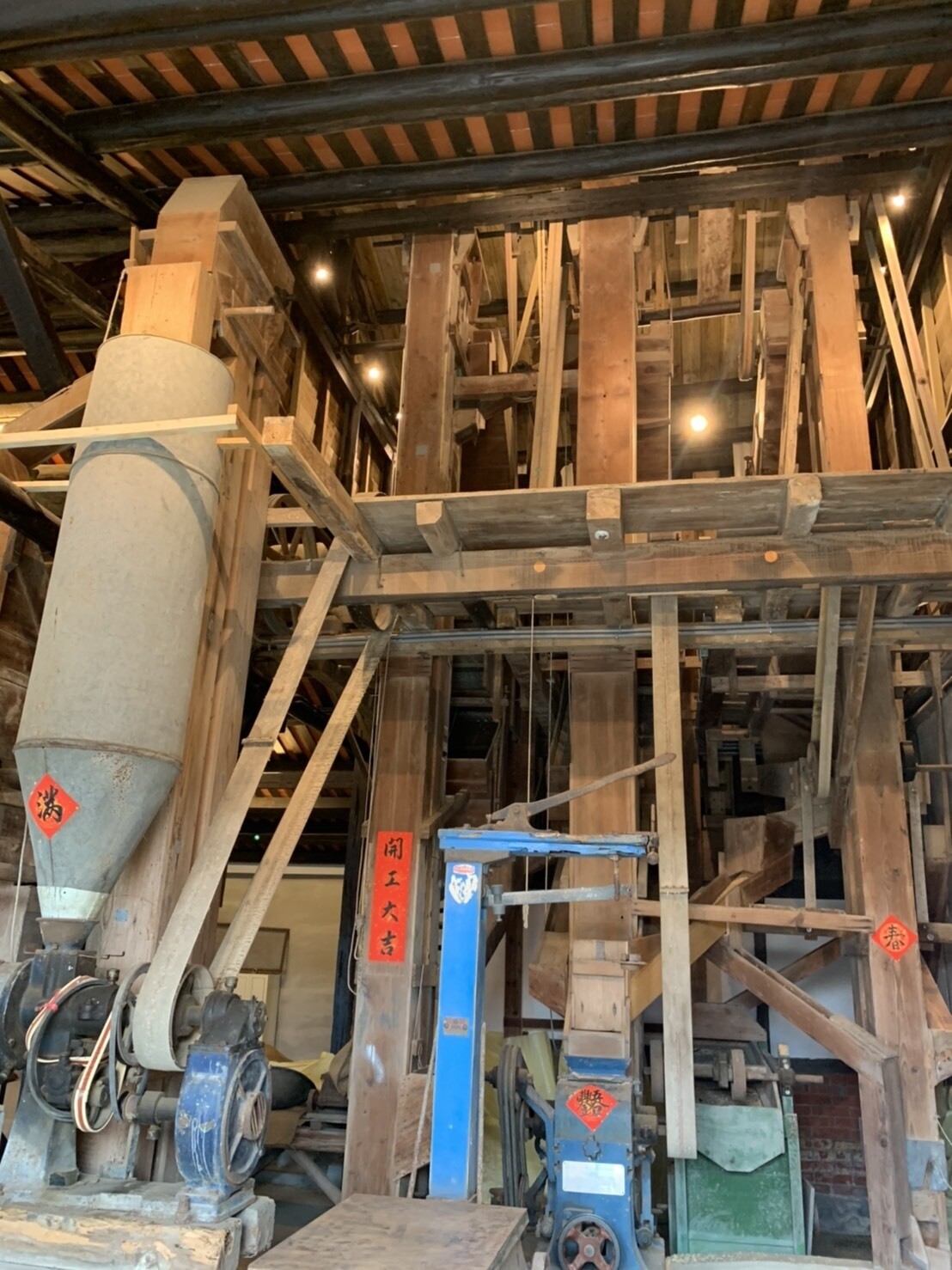 台南市後壁區菁寮「義昌碾米廠」有90年的檜木碾米機，能夠重新修復，是來自麻豆區合興碾米廠的舊料。記者吳淑玲／攝影
