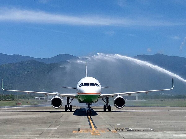 立榮航空昨首班空中巴士A321-200機型，從台北飛抵台東，載客數184人，是台東國內航線載客量最大機型。 記者尤聰光／攝影