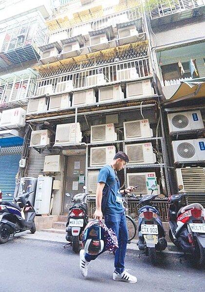 酷暑來臨,近期氣溫平均都超過35度,高溫讓用電量居高不下台電備轉容量吃緊,圖為市區巷弄內壯觀的冷氣機組。(張鎧乙攝)