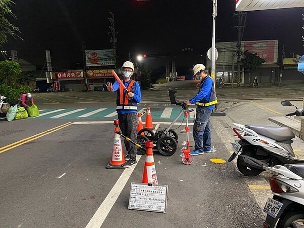 台水人員透地雷達探測管線位置。圖／台水公司第四區處提供