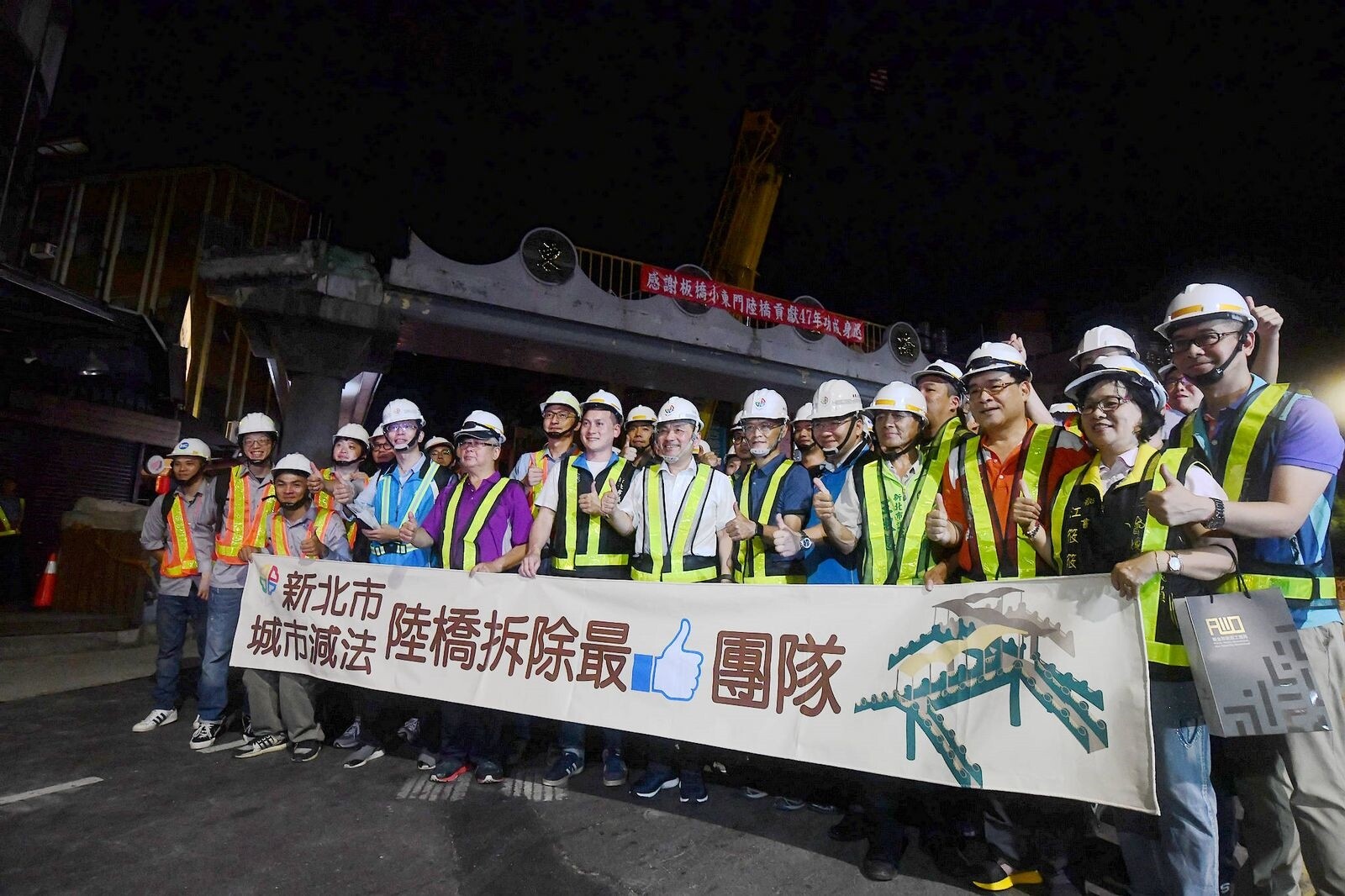 板橋小東門陸橋10日晚間正式拆除。圖/新北市工務局提供