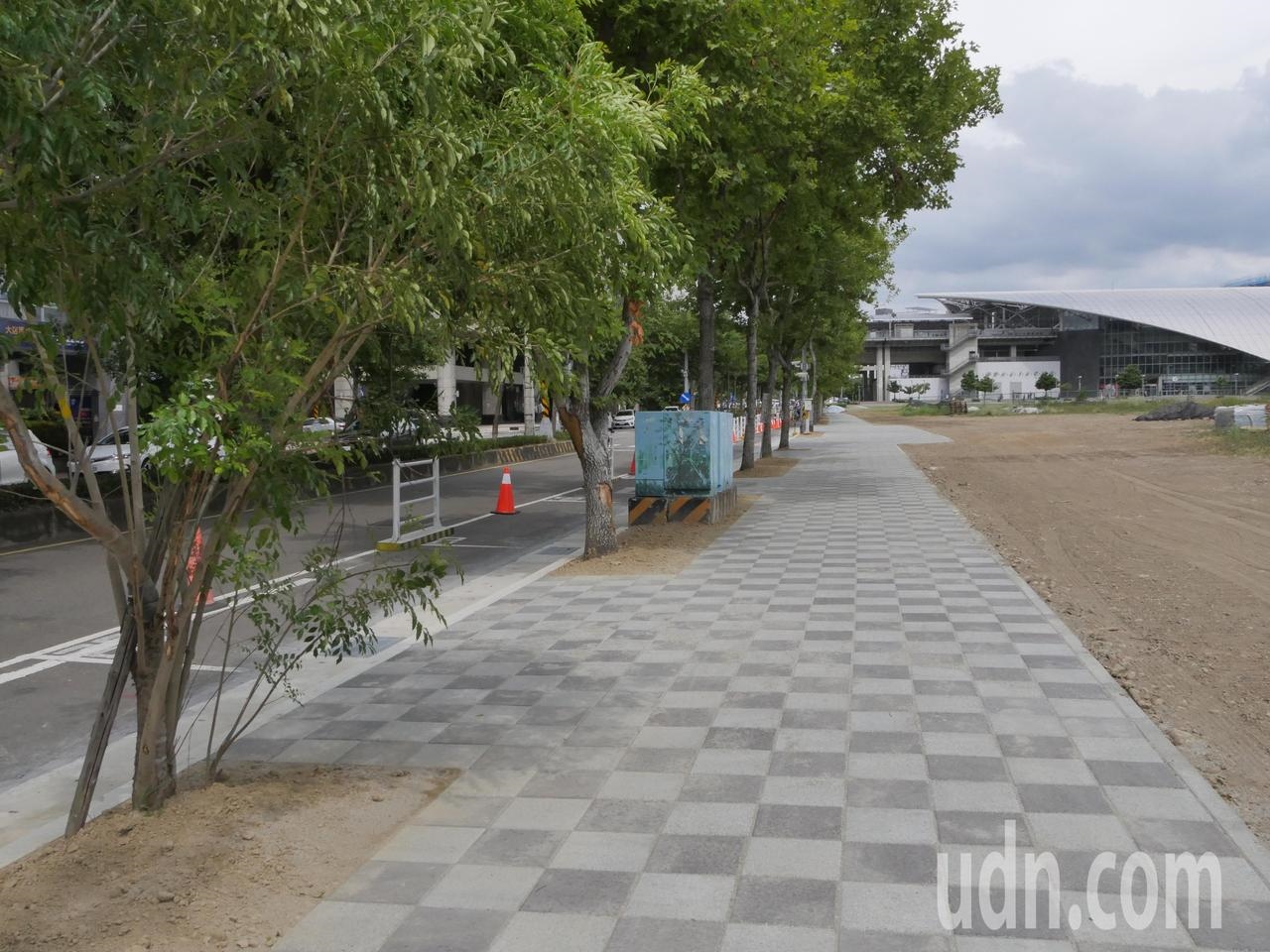 高鐵新竹站周邊人行道已陸續進行拓寬工程，縣府表示改善長度在1361公尺。記者巫鴻瑋／攝影