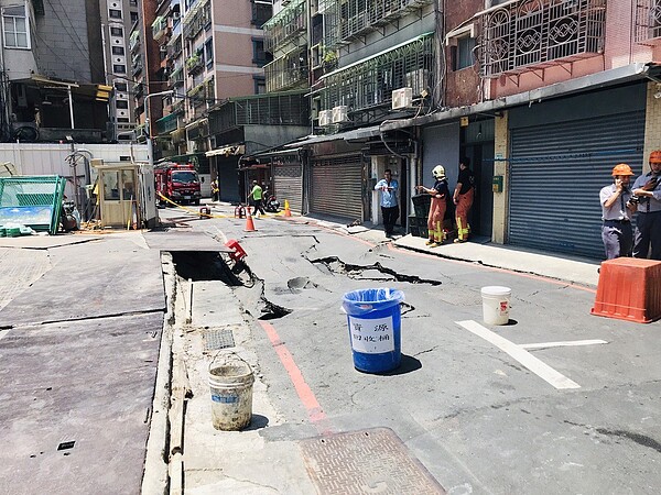 新北市永和區文化路一處建築工地施工時,疑似施工不慎造成自來水管線漏水,導致巷道路面塌陷及瓦斯外漏,也連帶造成工地對面民宅受損,緊急疏散住戶70戶79人。記者王長鼎/翻攝