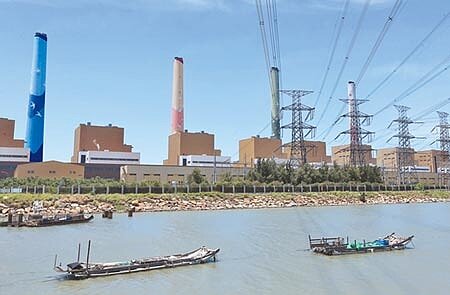 2019年電力排碳係數繳出統計以來新低,地方反空汙砲轟的台中火力電廠減發幫大忙。(本報資料照片)