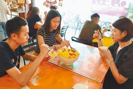 台南玉井老街冰店擠滿吃冰人潮。(劉秀芬攝)