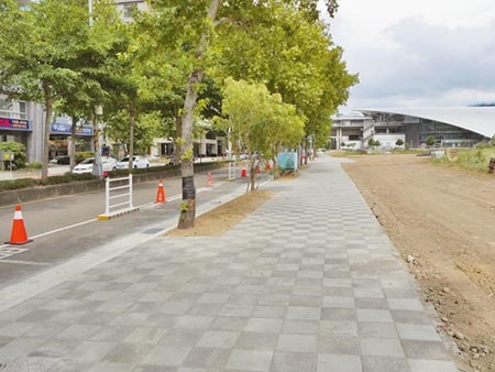 高鐵新竹站門面大改造，周邊人行環境目前施作友善行人工程，人行道大幅拓寬。（莊旻靜攝）