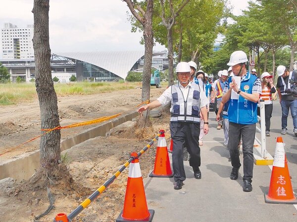 高鐵新竹站周邊人行環境目前施作改善工程，新竹縣長楊文科（左一）特別前往了解工程進度。（莊旻靜攝）
