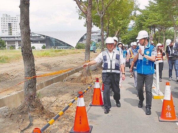 高鐵新竹站周邊人行環境目前施作改善工程,新竹縣長楊文科(左一)特別前往了解工程進度。(莊旻靜攝)