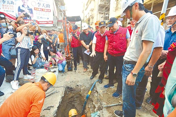 新北市永和區文化路某工地疑施工疏失，造成道路下陷，壓斷瓦斯、自來水管線並導致房屋受損，市長侯友宜下午到場視察災情。（新北市消防局提供／王揚傑新北傳真）