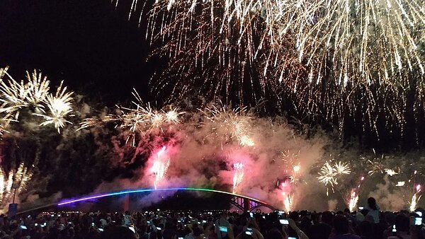 遊客爭睹澎湖花火節的煙火。記者楊德宜/攝影