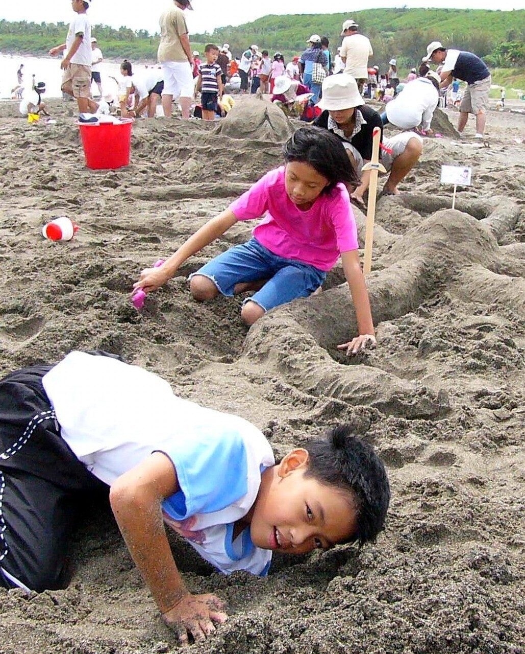 台東海岸線缺乏合法安全戲水區域，縣府只能依海巡署公告