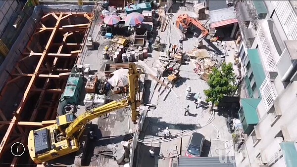 新北市永和區路面塌陷事故,市府災害應變中心已進駐督促建商搶修。圖/新北消防局提供
