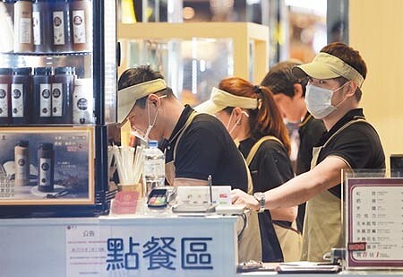 今年受疫情影響,高達92%大學生有意願投入暑假打工市場,比例創近8年新高。圖為餐飲業服務人員。(本報資料照片)