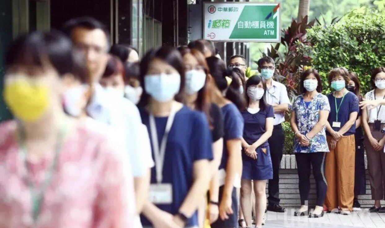 中華郵政宣布今起開放三倍券網路及電話預約購券服務。聯合報系資料照