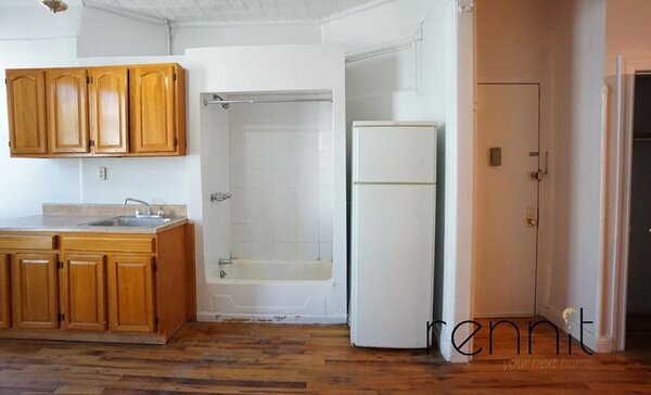 美國紐約布魯克林的Williamsburg（威廉斯堡）有一間出租單人套房，竟將浴缸放在廚房。圖／翻攝自StreetEasy