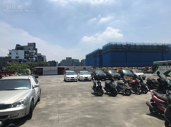 「台北市數位內容創新中心BOT案」基地,目前暫借給台北市環保局及台北市警察局使用,位置鄰近內湖區舊宗社宅基地(畫面右側中間建築)。好房網News記者李彥穎攝