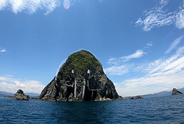 基隆嶼今年7月開放觀光,從特定角度觀看基隆嶼像一頭大象,市府產發處科長蔡馥嚀用照片「描」出象形(白線輪廓),許多人看了都說「有像,有象」。圖/基隆市政府提供