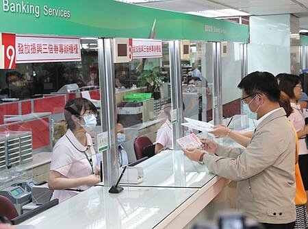 
振興三倍券7月15日將在郵局開賣，中華郵政9日進行郵局櫃台銷售流程演練。（劉宗龍攝）
 