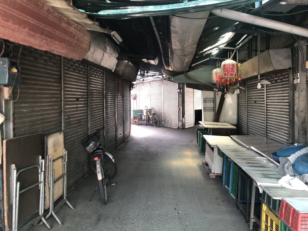 嘉義市北興公有零售市場近年沒落，許多店面都拉下鐵門不再營業。 圖／聯合報系資料照片