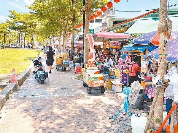 北捷15日將啟動捷運雙連站旁的線型公園改造工程，要求長期占用民生西路45巷道西側的無證攤商限期搬遷。（台北市市場處提供）