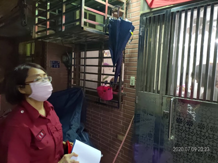 信二消防分隊7月晚間至信義及仁義里住宅用火災警報器宣導安裝。圖/信二消防分隊提供