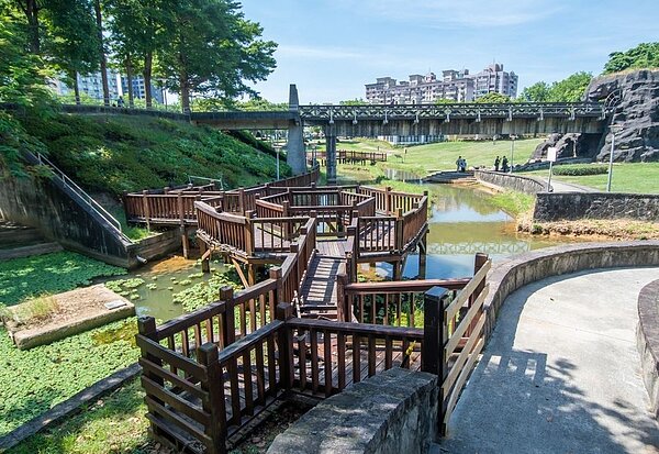 陽明公園生態池木棧道已設置超過10年。圖/桃園市政府新聞處提供