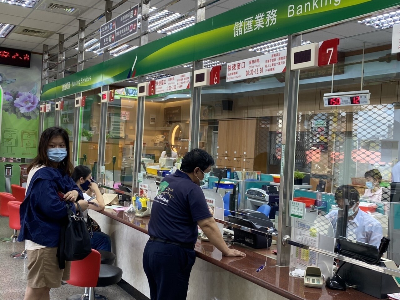紙本振興三倍券將於15日起開放郵局領取,各地郵局都已開始備戰。記者陳雅玲/攝影