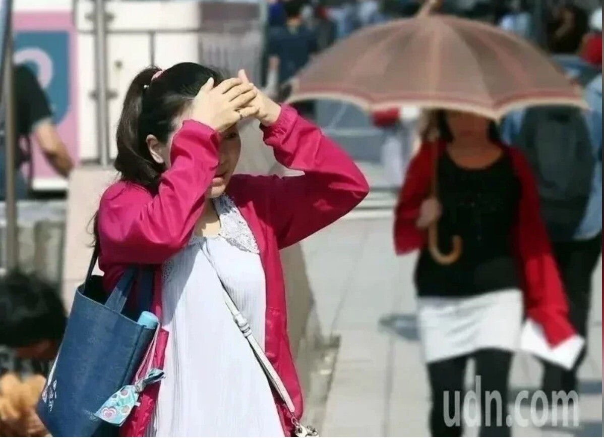 天氣炎熱,今(14日)下午台南市有2名民眾疑似中暑送醫。示意圖/聯合報系資料照