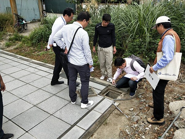 檢查基地內排水溝、排水系統之配置及功能。圖/新北市政府提供